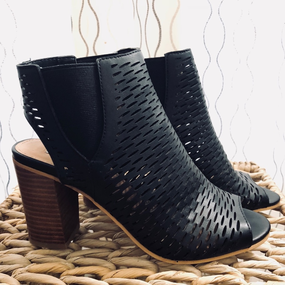 Black Nancii Steve Madden Heel
